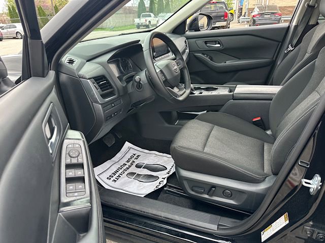 Used 2025 Nissan Rogue SV image 15