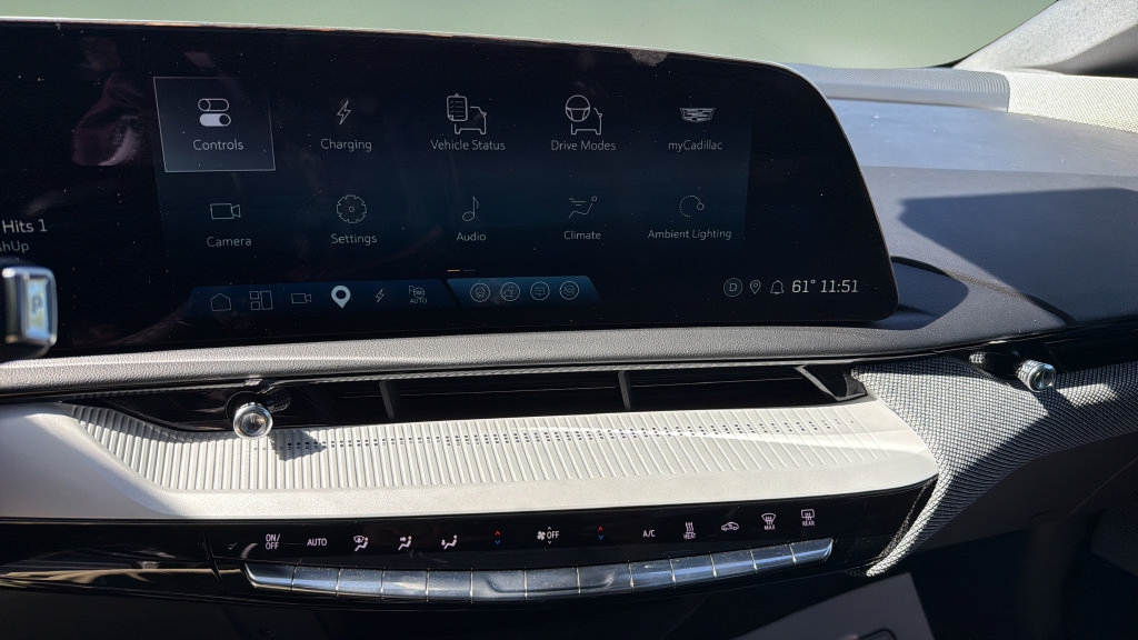 Certified 2025 Cadillac Optiq Luxury 2 w/ LPO, Floor Liner Package AWD/4WD image 37