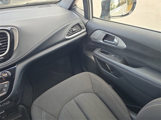 Certified 2024 Chrysler Pacifica Touring image 12