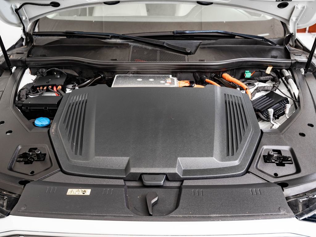 Used 2022 Audi e-tron Premium Plus w/ Premium Plus Package image 46
