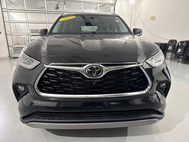 Used 2025 Toyota Highlander Platinum AWD/4WD image 2