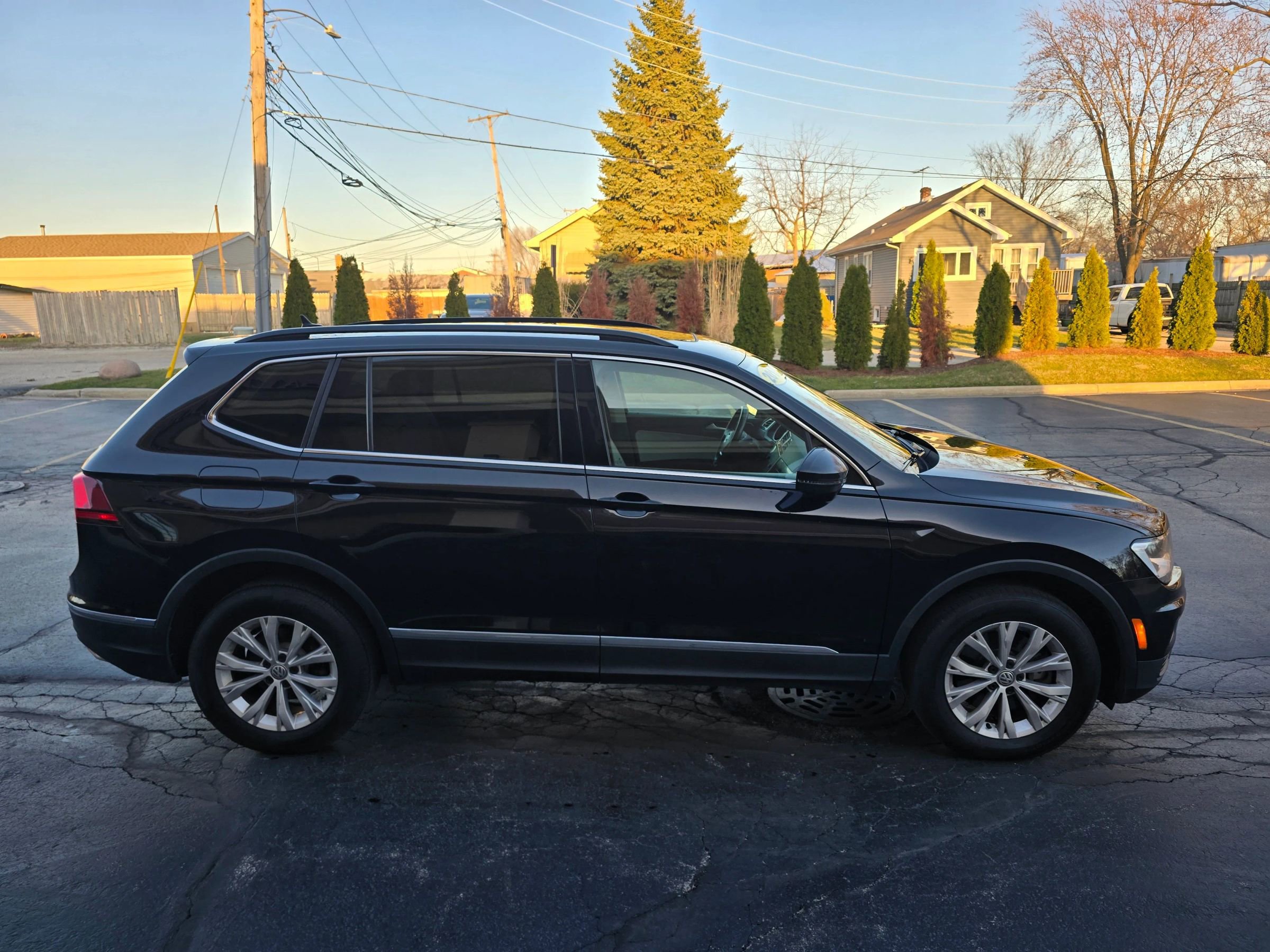 Used 2018 Volkswagen Tiguan SE w/ Panoramic Sunroof Package image 12