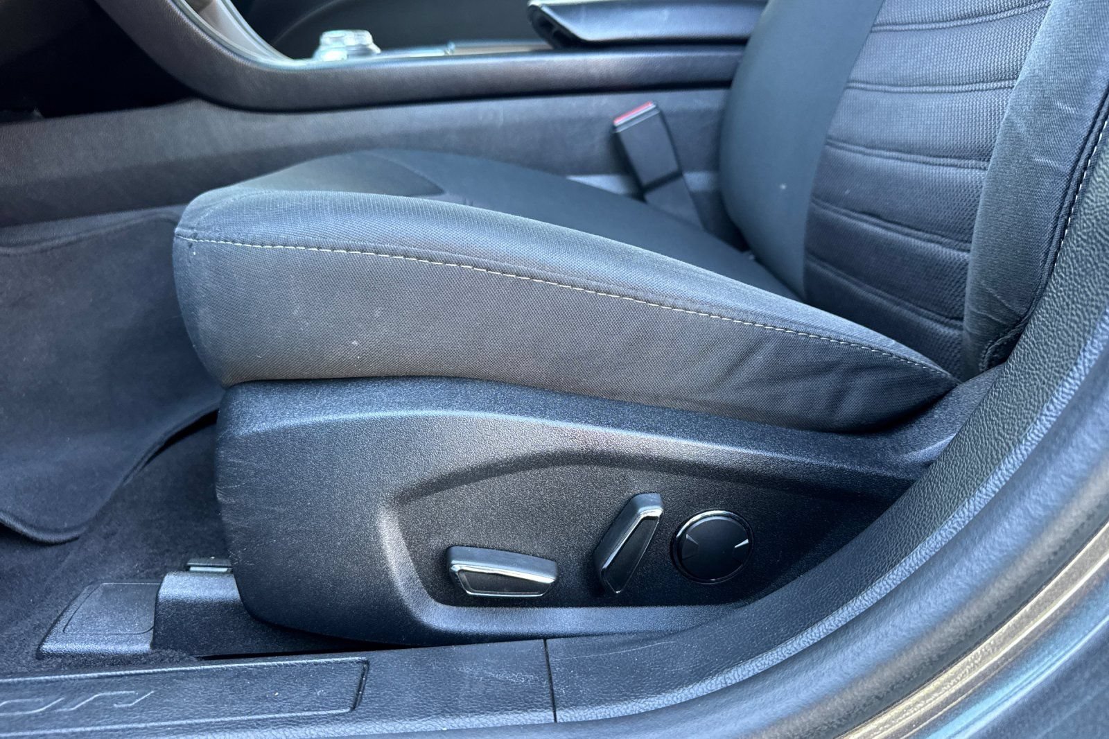 Used 2020 Ford Fusion SE FWD image 14