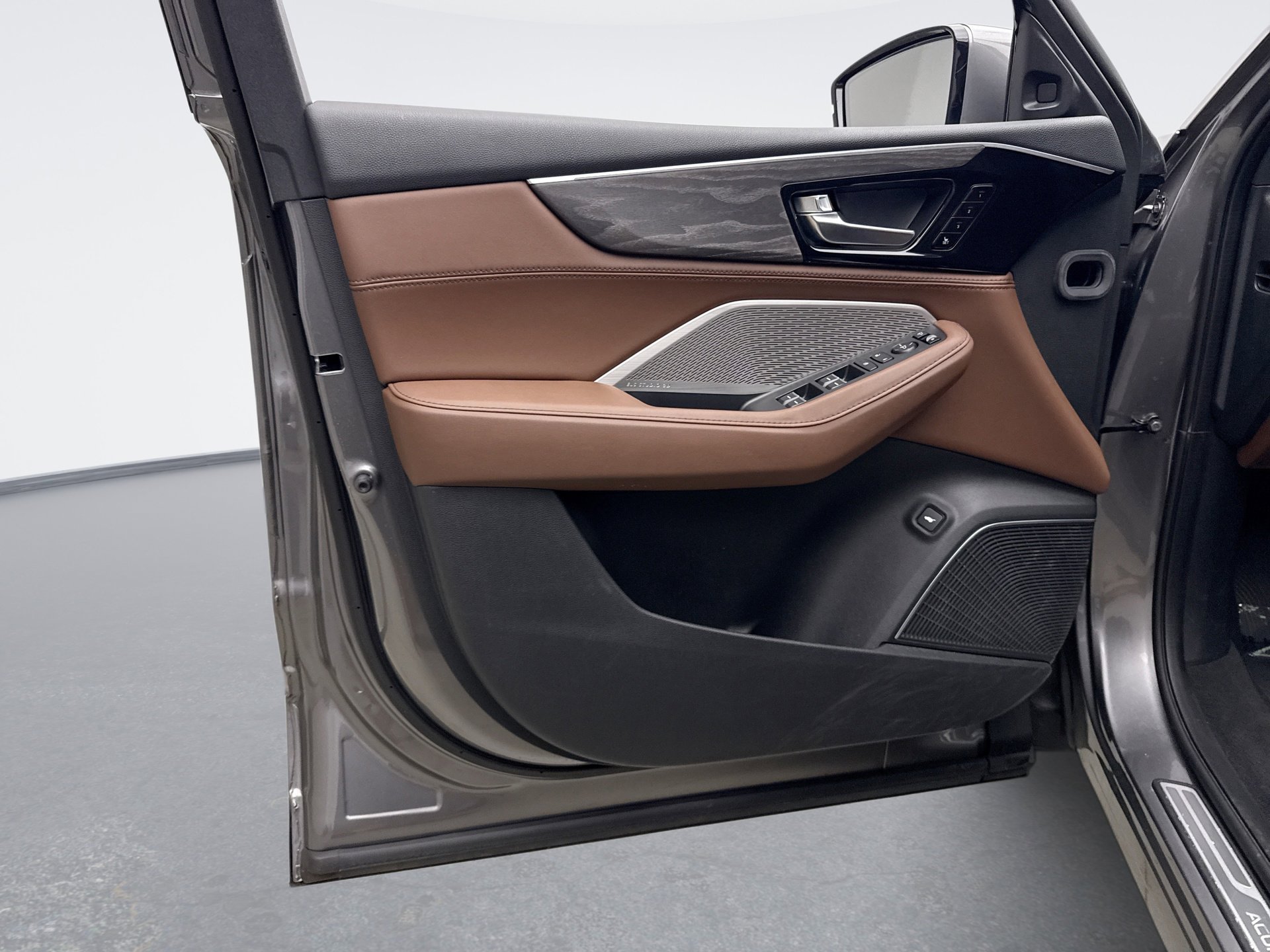 Used 2023 Acura MDX SH-AWD w/ Advance Package image 9