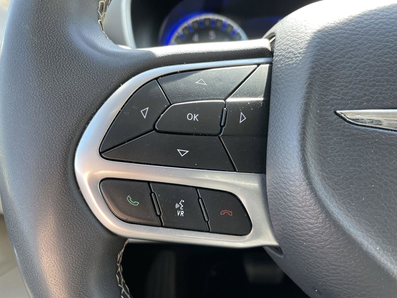 Used 2023 Chrysler Pacifica Touring-L image 18