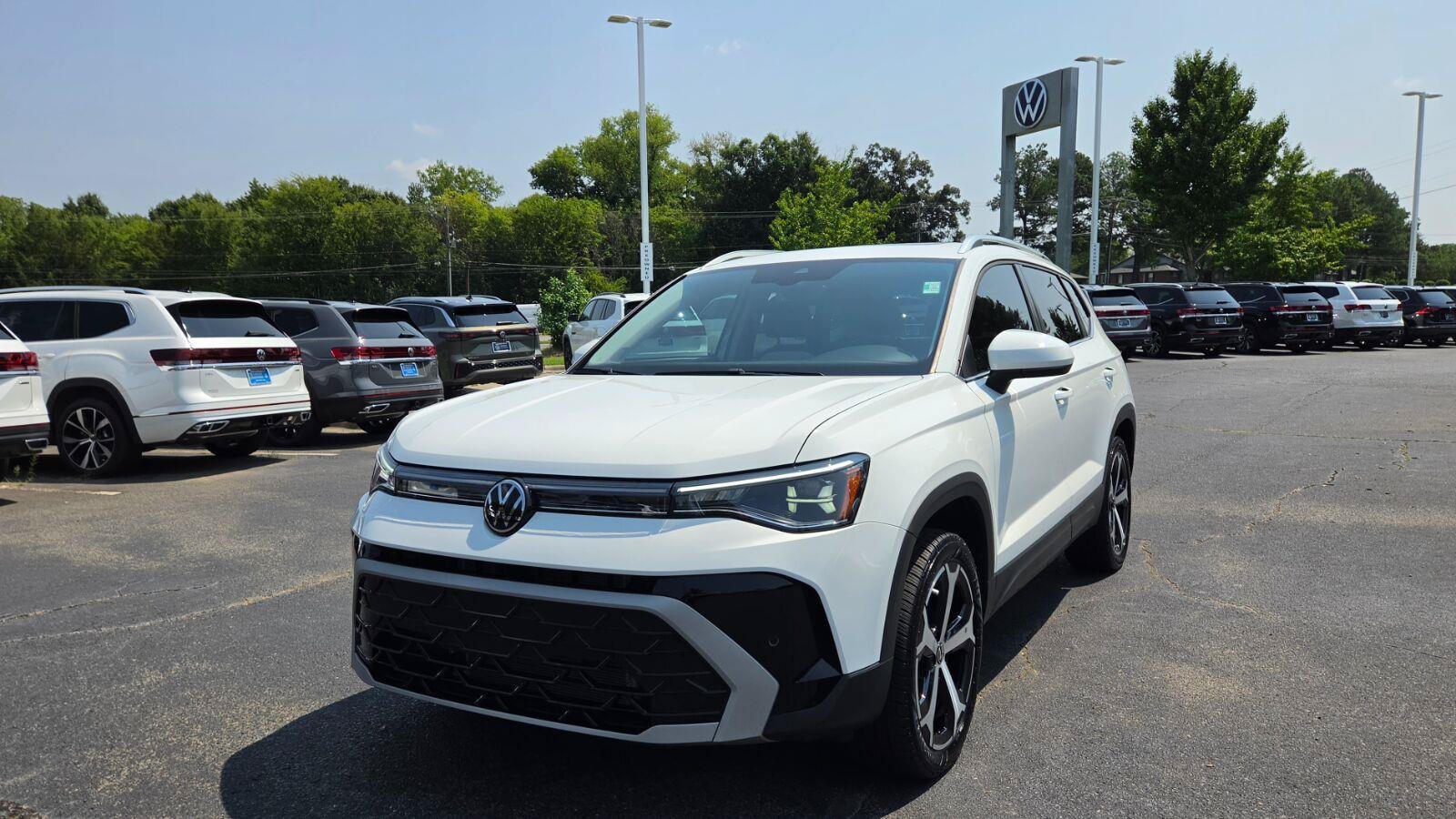Used 2025 Volkswagen Taos SEL AWD/4WD image 9