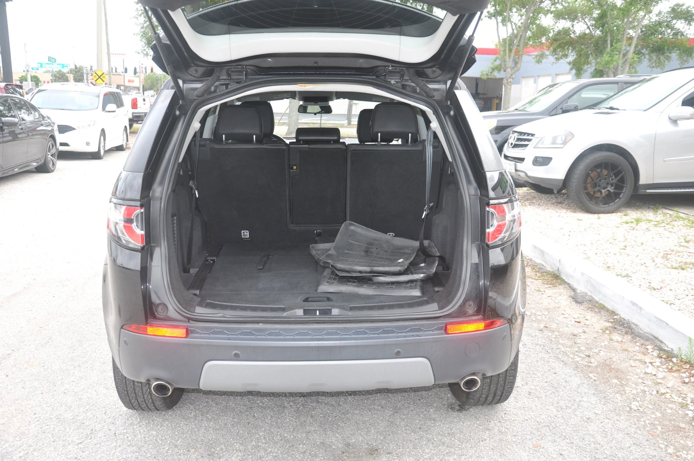 Used 2017 Land Rover Discovery Sport SE image 9