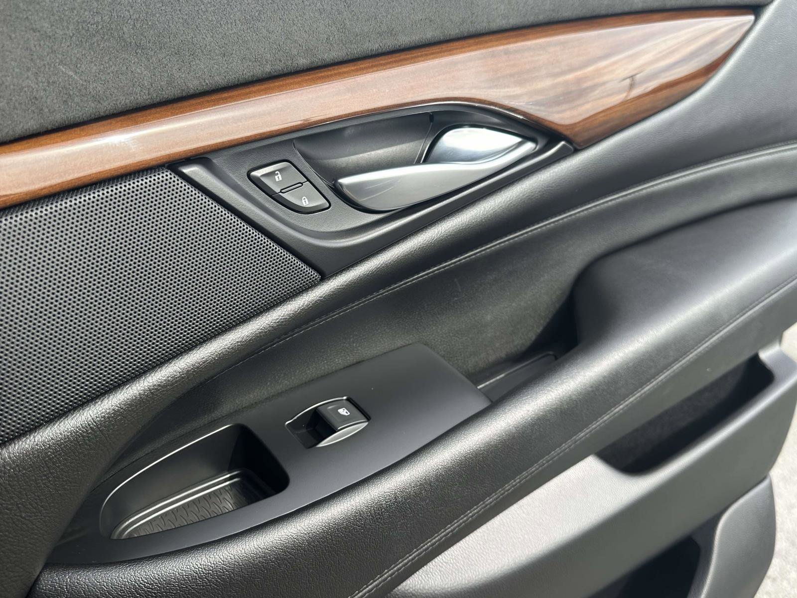 Used 2020 Cadillac Escalade ESV Premium Luxury image 25