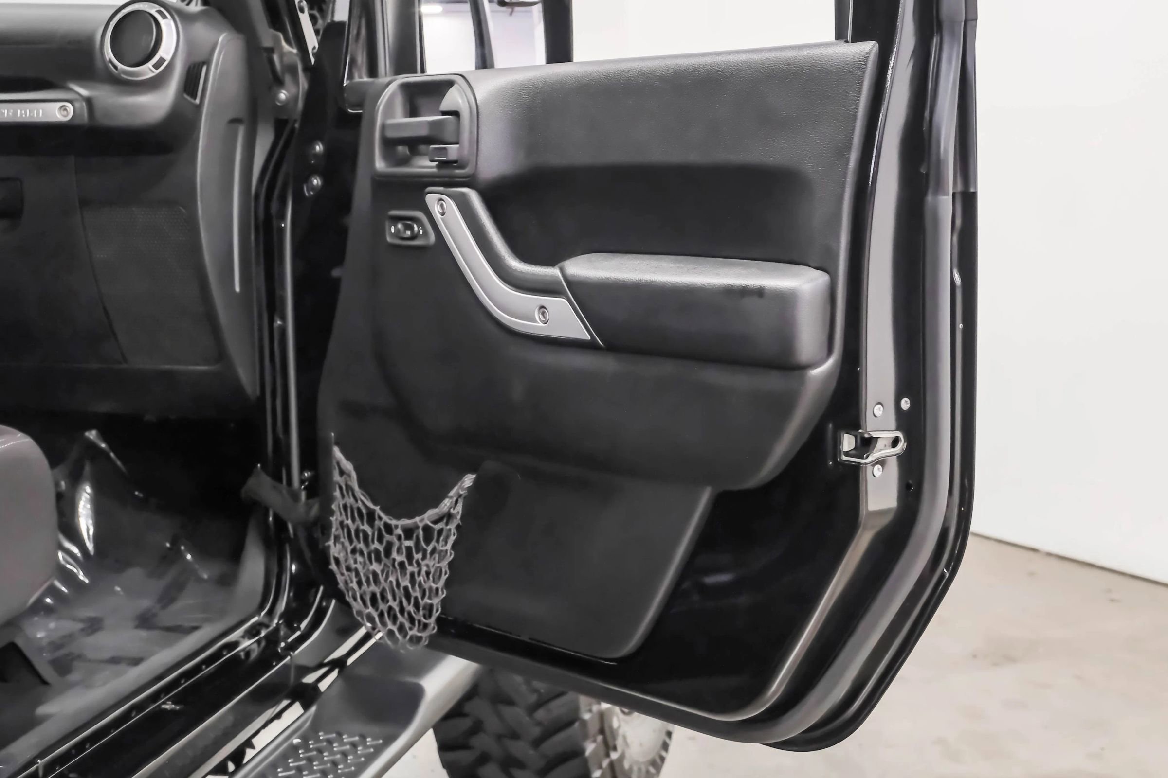 Used 2014 Jeep Wrangler Unlimited Sahara image 35