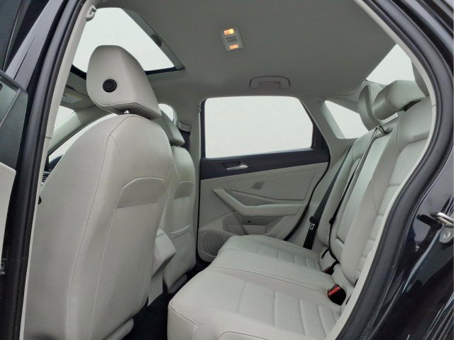 Used 2022 Volkswagen Jetta SE w/ Panoramic Sunroof Package image 12