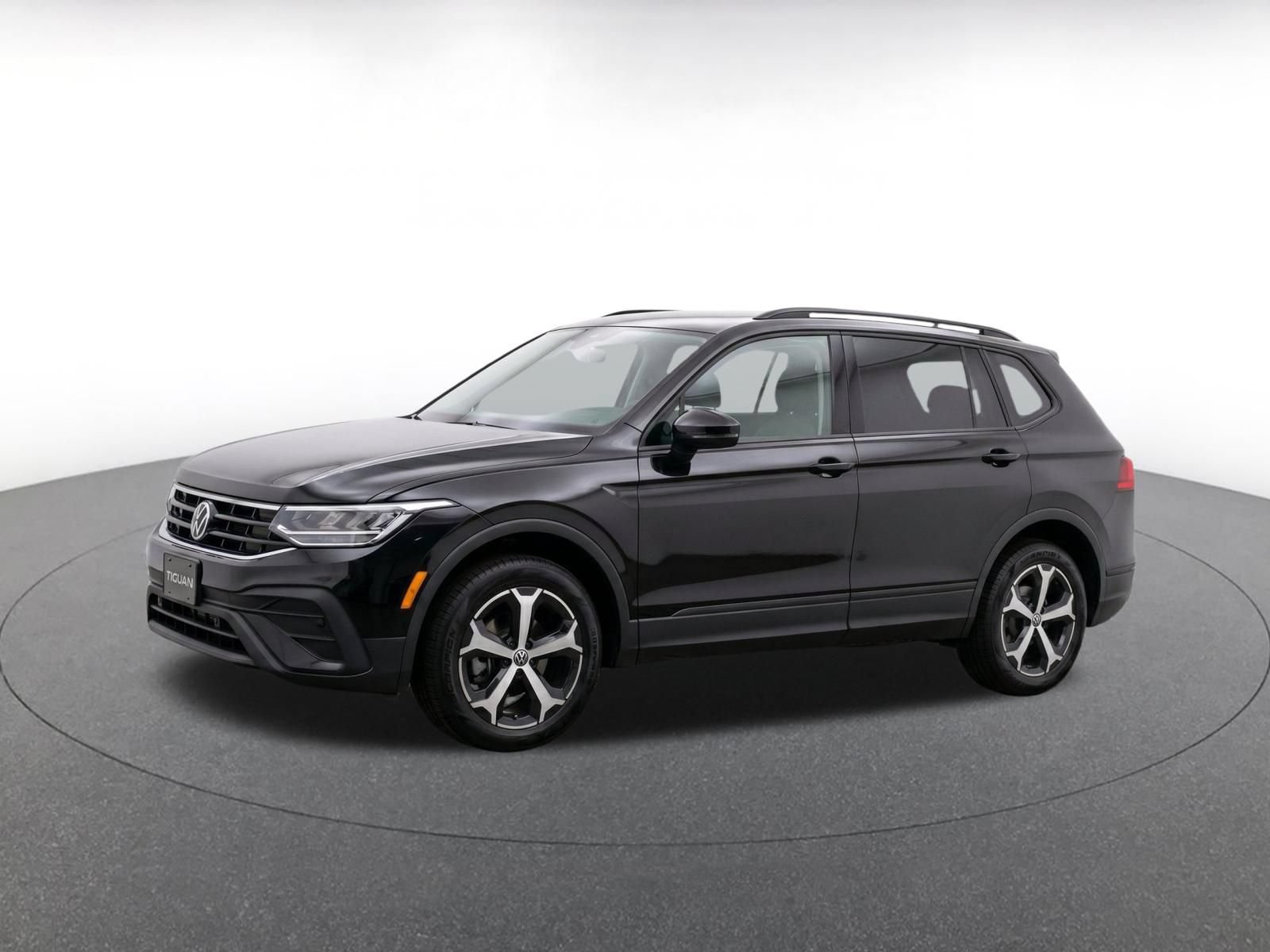Used 2026 Volkswagen Tiguan SE AWD/4WD image 3