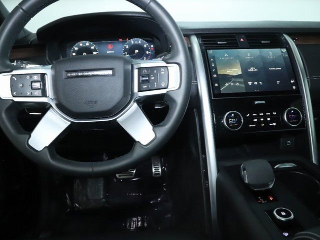 Used 2024 Land Rover Discovery Dynamic SE image 15