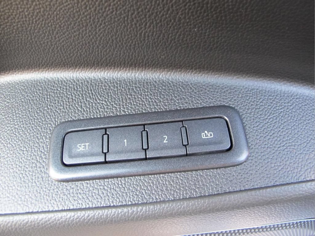 Used 2018 GMC Yukon Denali AWD/4WD image 11