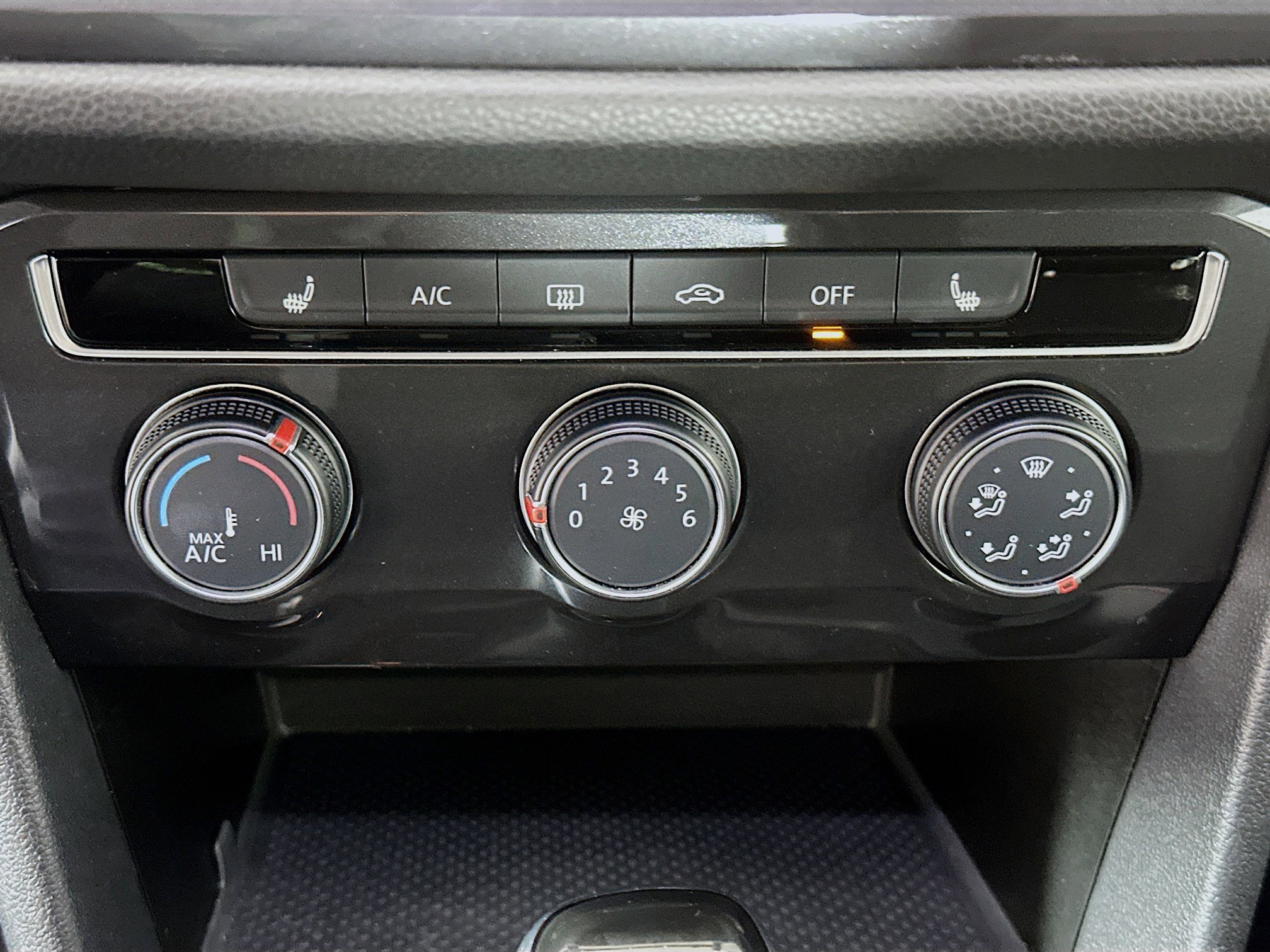 Used 2024 Volkswagen Tiguan SE image 23