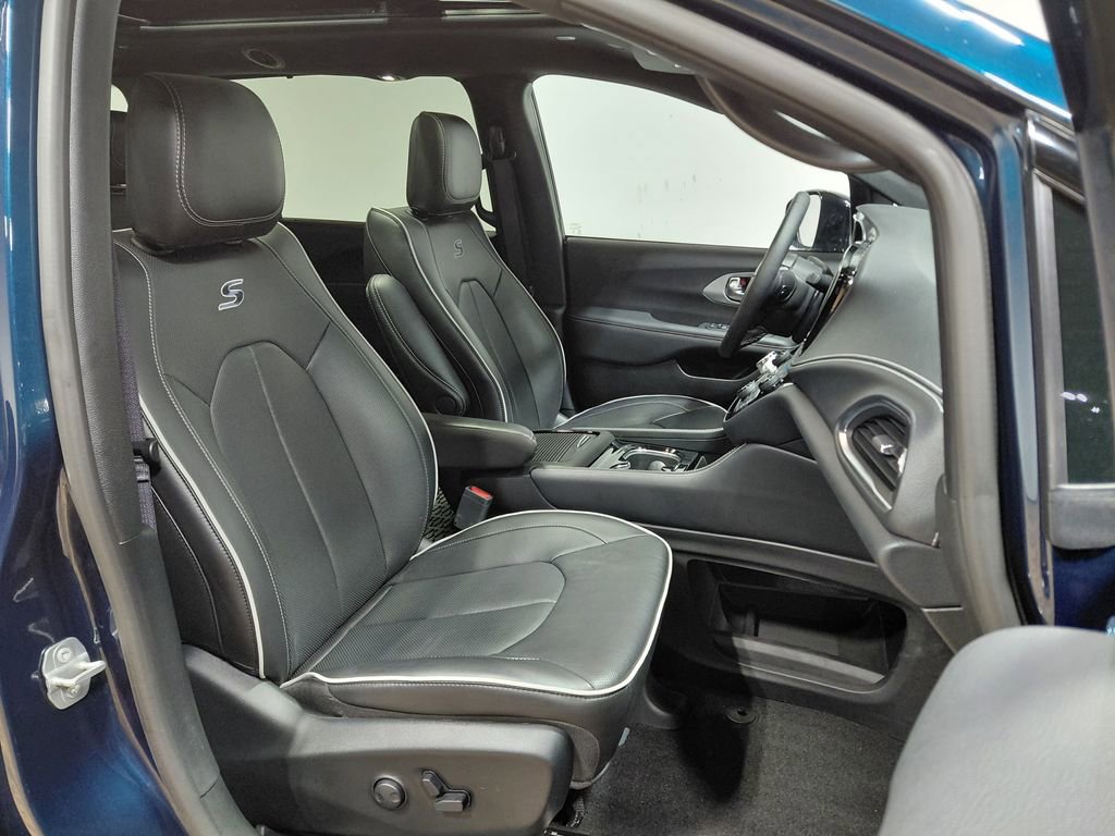 Used 2025 Chrysler Pacifica Limited w/ Trailer Tow Group AWD/4WD image 36