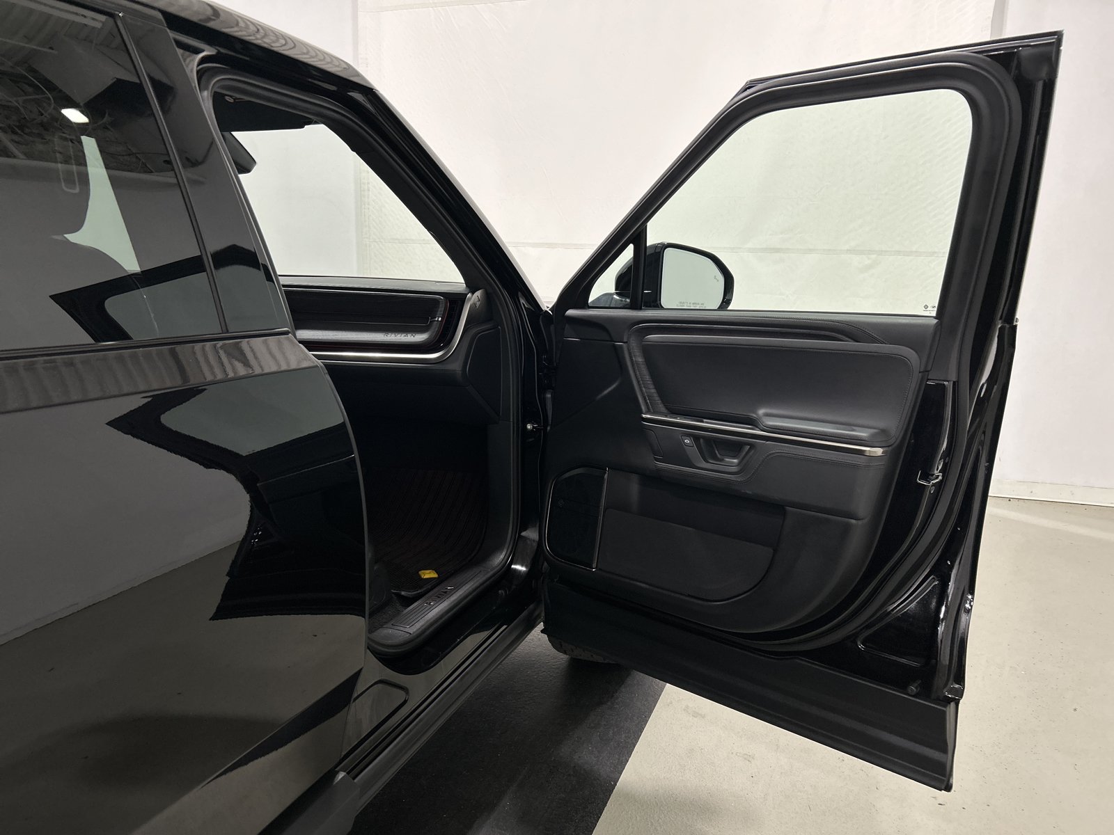Used 2025 Rivian R1T Adventure AWD/4WD image 18