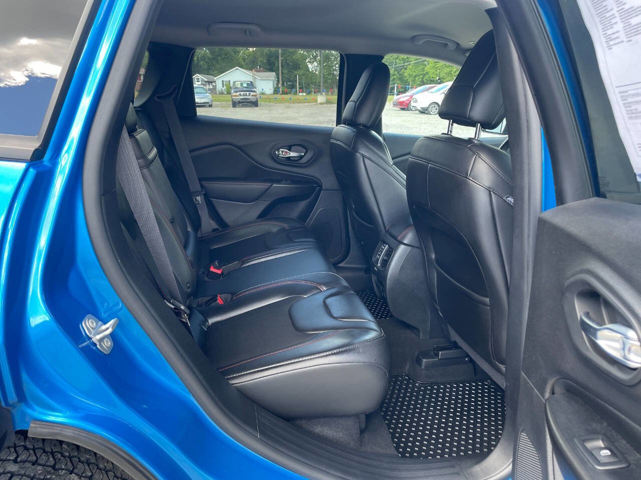 Used 2019 Jeep Cherokee Trailhawk w/ Cold Weather Group image 16