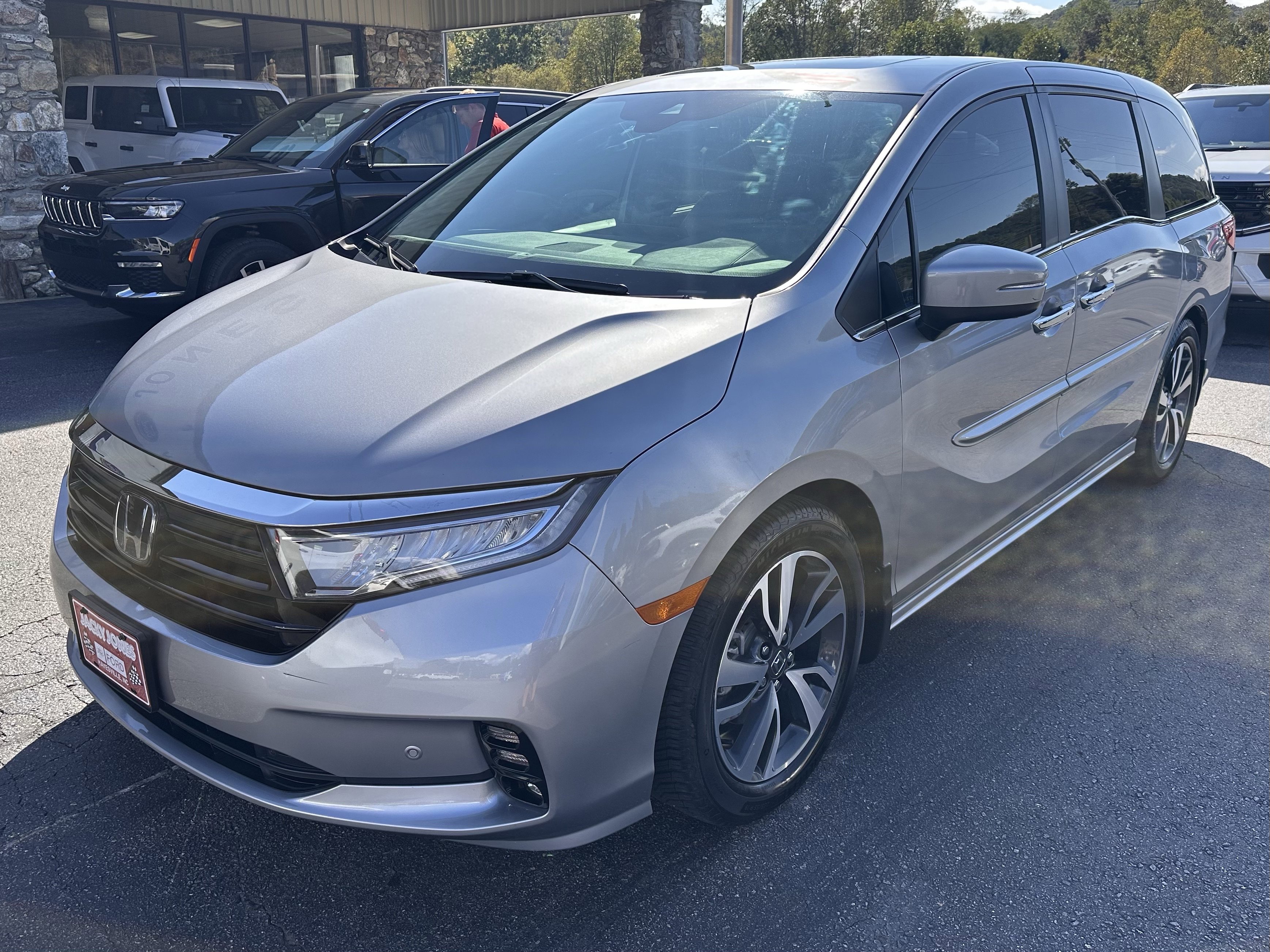 Used 2023 Honda Odyssey Touring image 2