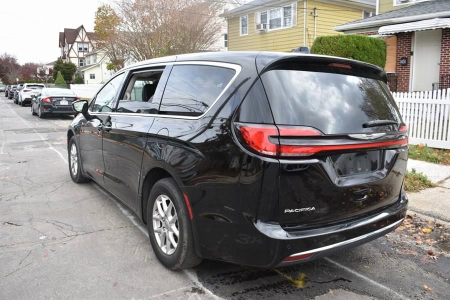 Used 2025 Chrysler Pacifica Select FWD image 5