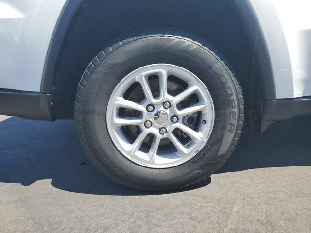 Used 2019 Jeep Grand Cherokee Laredo RWD image 5