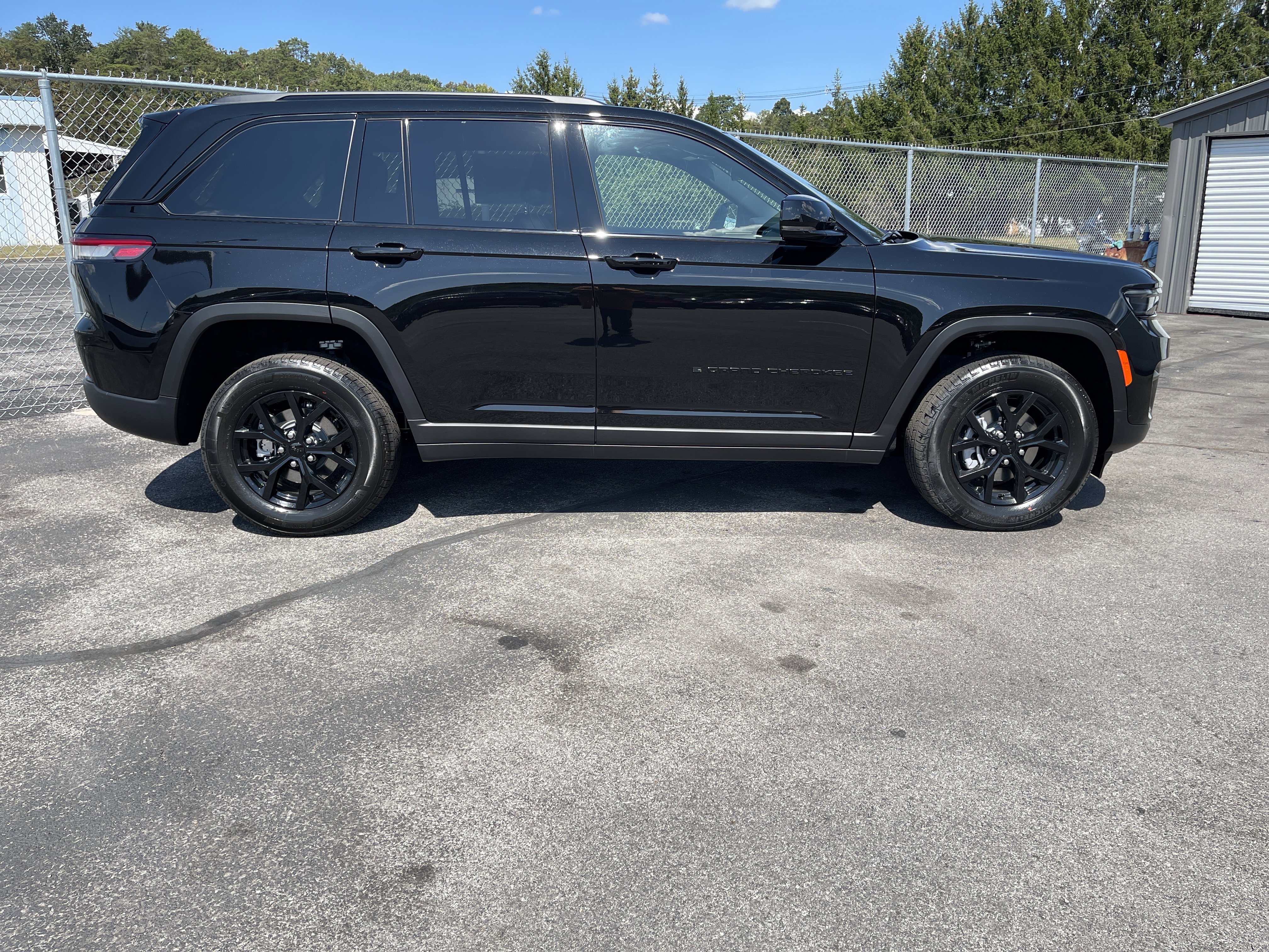 New 2025 Jeep Grand Cherokee Altitude image 5