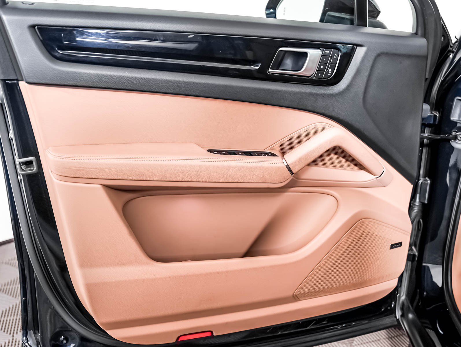Certified 2023 Porsche Cayenne Platinum Edition AWD/4WD image 29