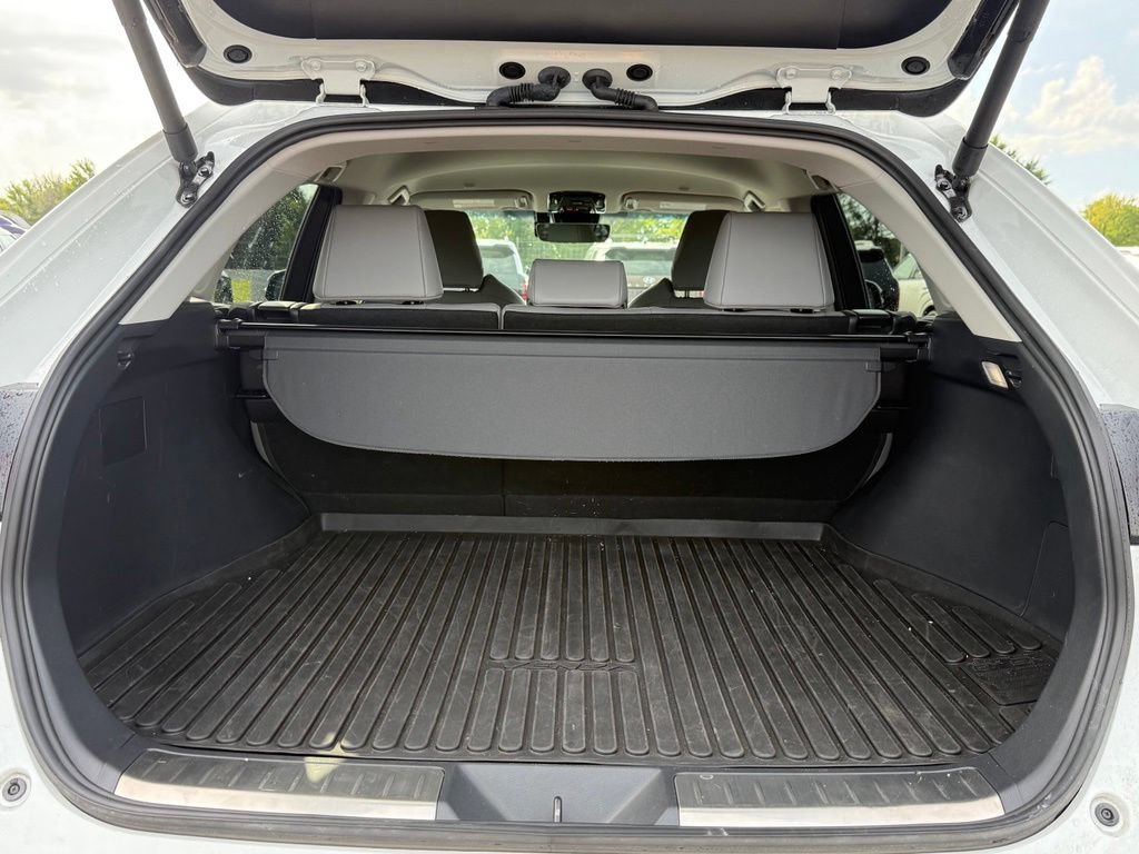 Used 2024 Toyota Venza XLE AWD/4WD image 7
