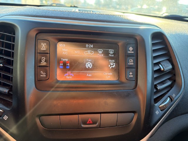 Used 2015 Jeep Cherokee Latitude w/ Comfort/Convenience Group AWD/4WD image 18