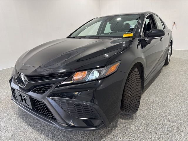 Used 2024 Toyota Camry SE image 3