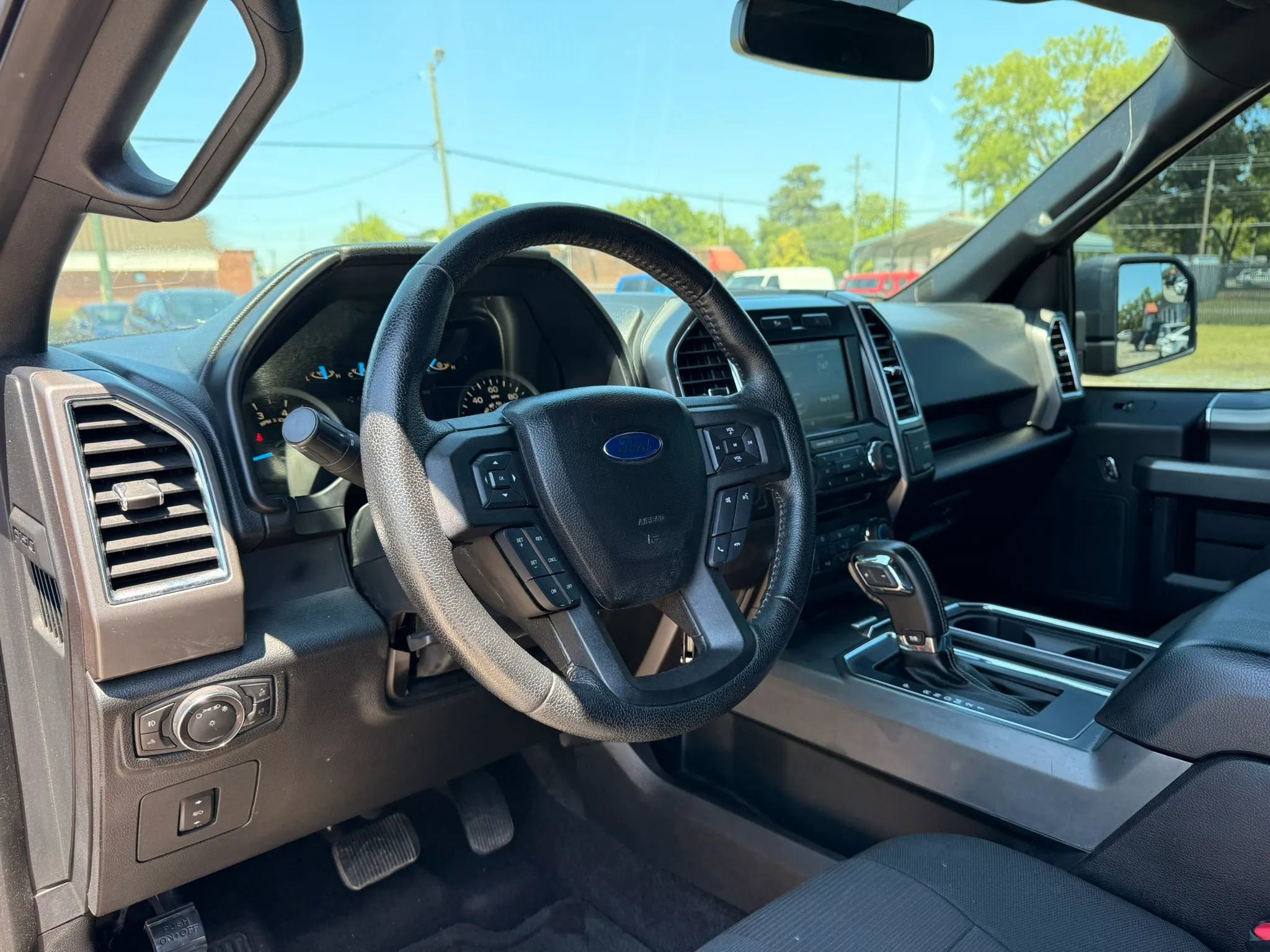 Used 2015 Ford F150 XLT w/ Equipment Group 302A Luxury AWD/4WD image 16