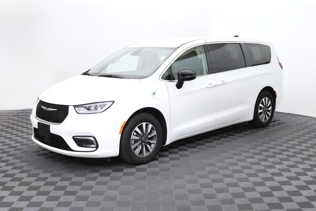 Used 2024 Chrysler Pacifica Limited FWD image 3