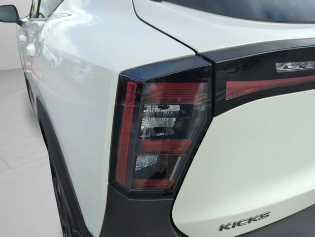 Certified 2025 Nissan Kicks SR image 18