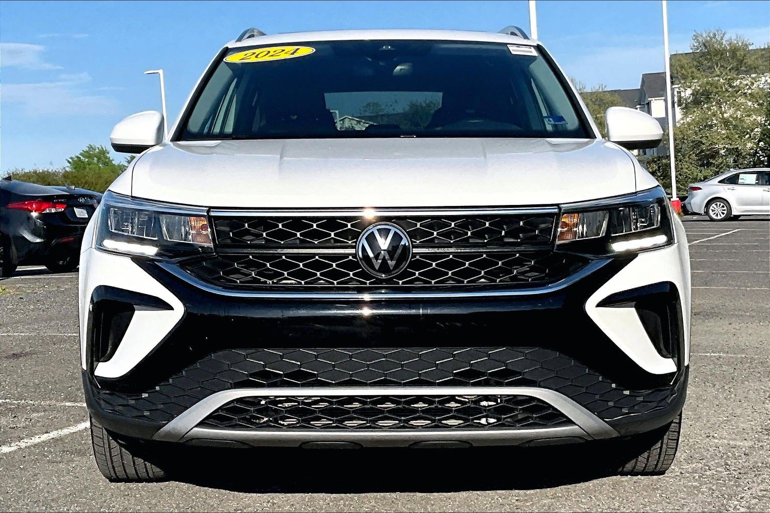 Used 2024 Volkswagen Taos SE FWD image 3