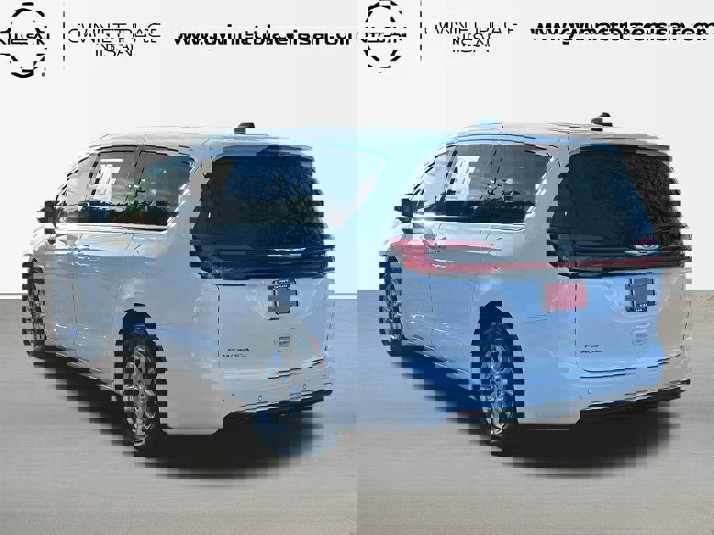 Used 2024 Chrysler Pacifica Touring-L image 7