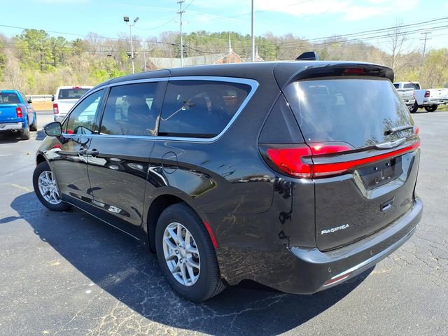 Used 2025 Chrysler Pacifica Select image 16