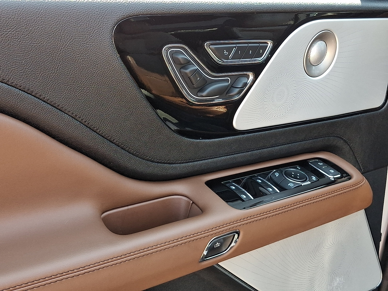 Used 2023 Lincoln Aviator Reserve w/ Equipment Group 201A AWD/4WD image 13