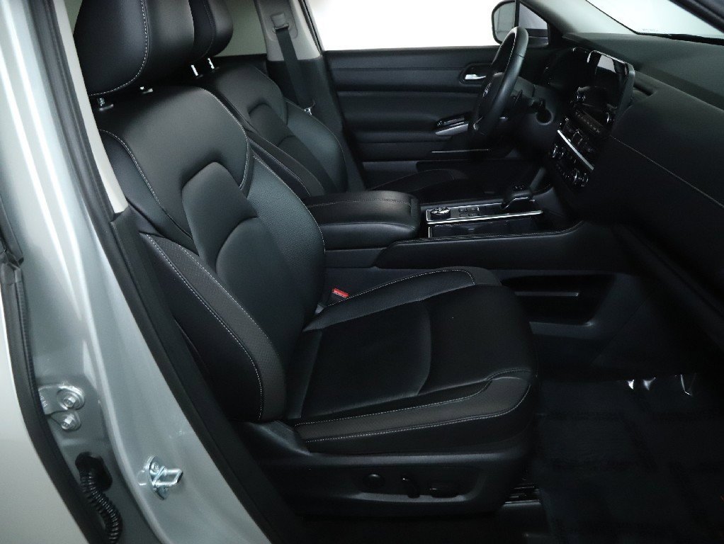 Certified 2025 Nissan Pathfinder SL image 37