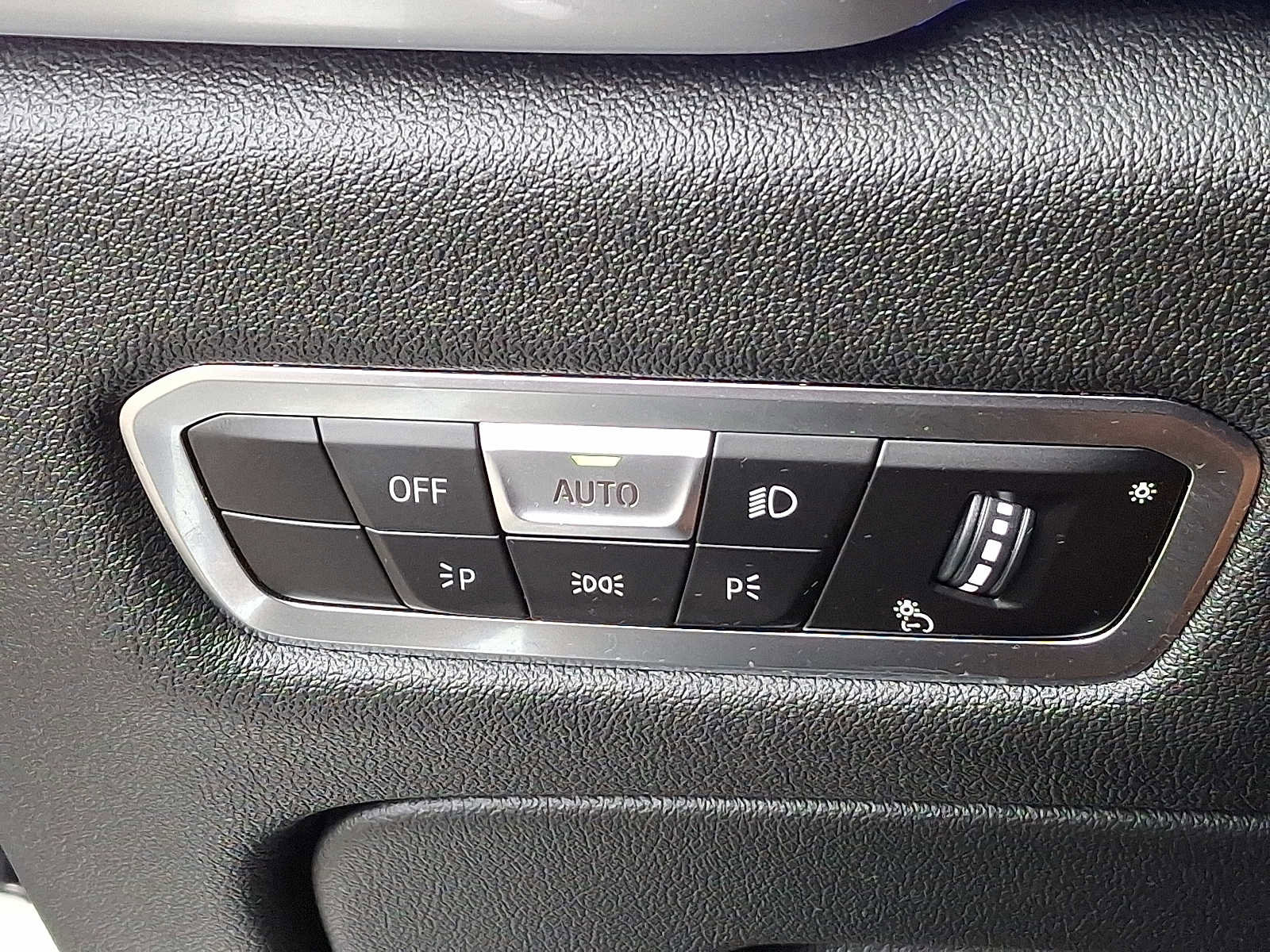 Used 2023 BMW X6 xDrive40i w/ M Sport Package image 28