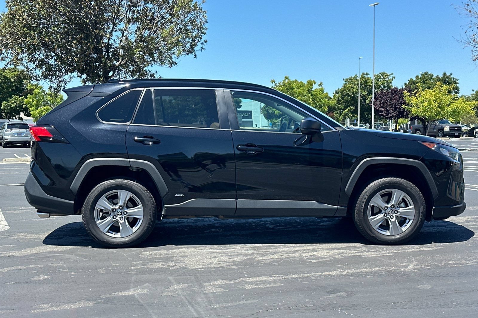 Certified 2022 Toyota RAV4 LE AWD/4WD image 3