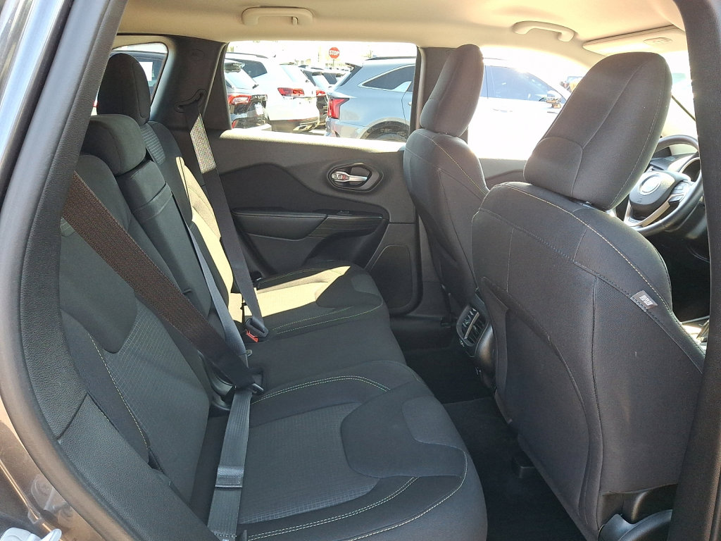 Used 2015 Jeep Cherokee Latitude w/ Comfort/Convenience Group image 15