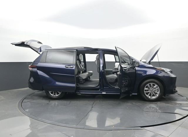 Used 2026 Toyota Sienna XLE AWD/4WD image 33
