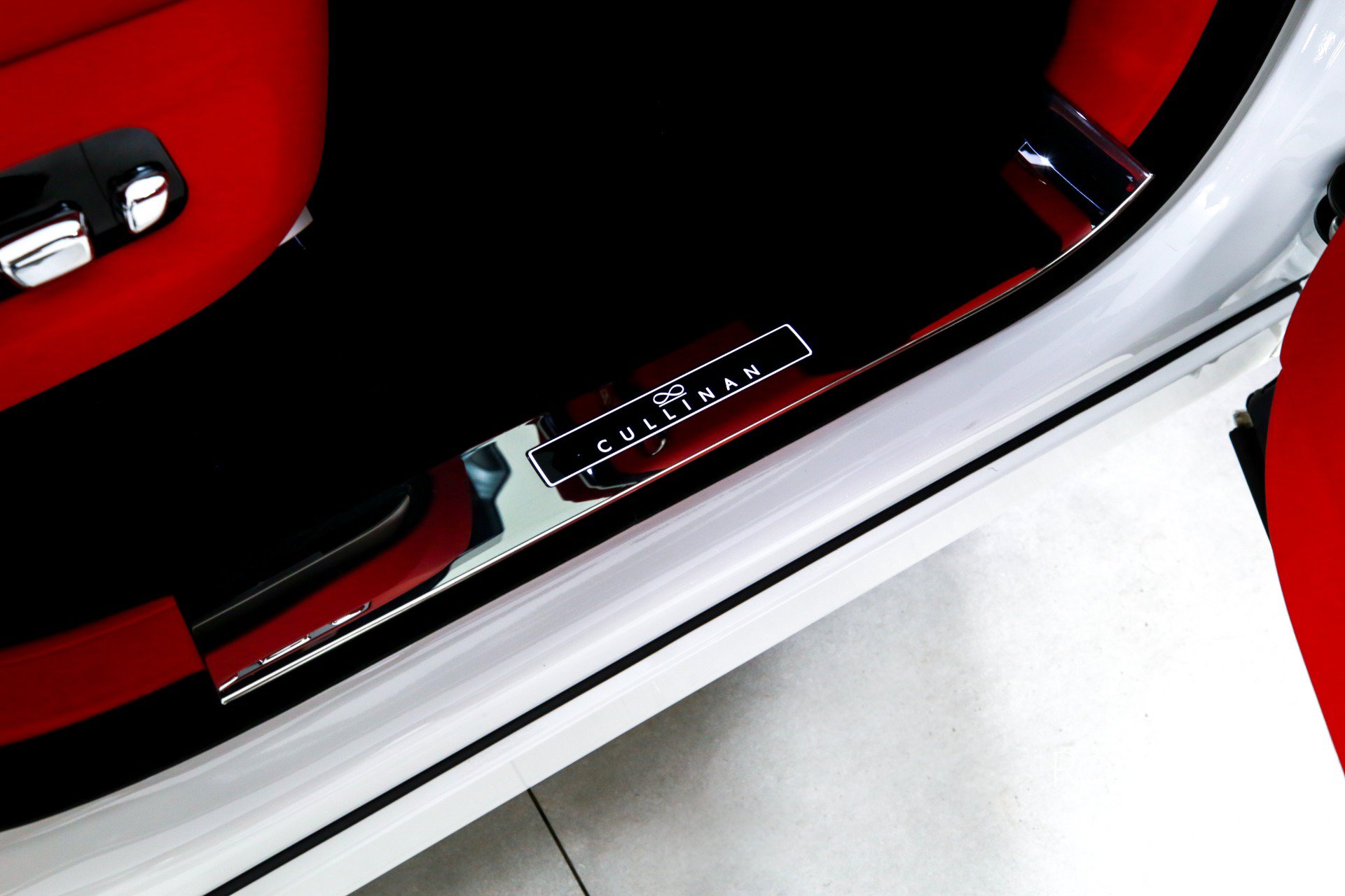 Used 2025 Rolls-Royce Cullinan Black Badge AWD/4WD image 37