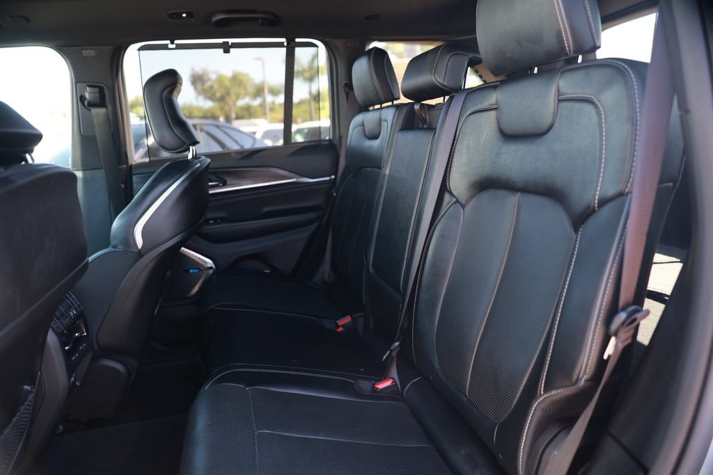 Used 2023 Jeep Grand Cherokee Overland w/ Advanced Protech Group III AWD/4WD image 32