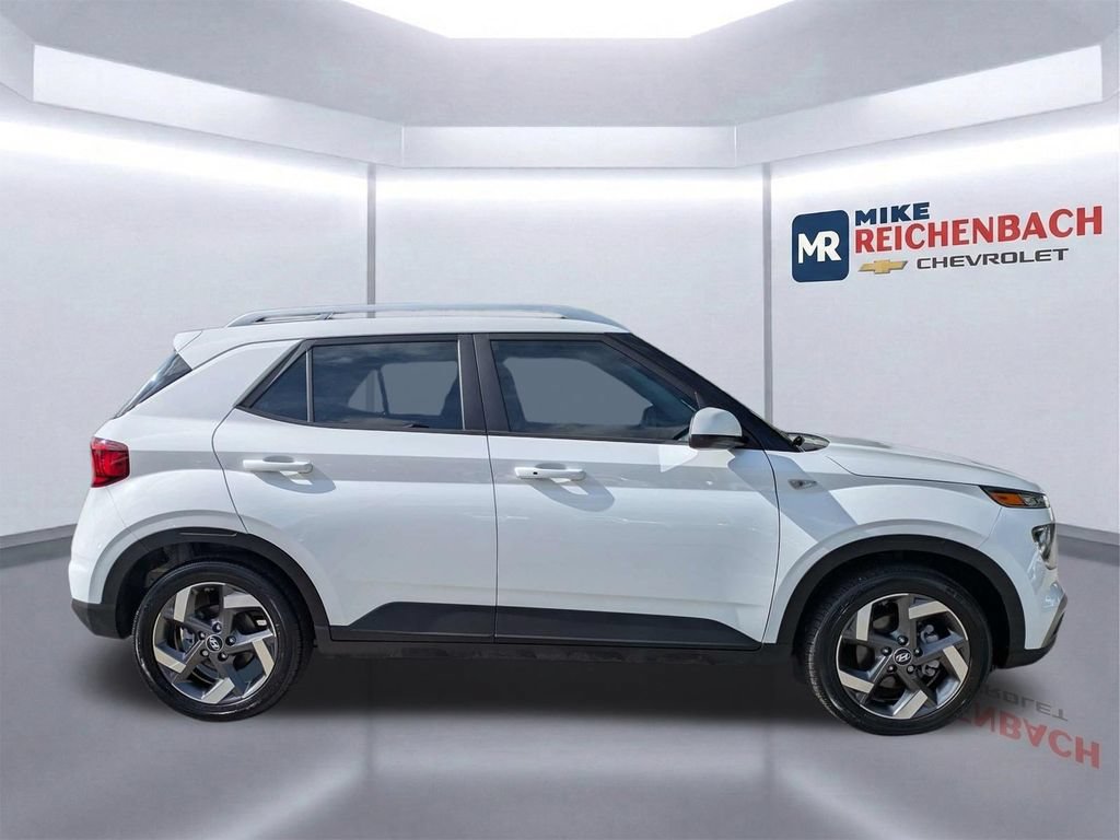 Used 2024 Hyundai Venue SEL FWD image 3