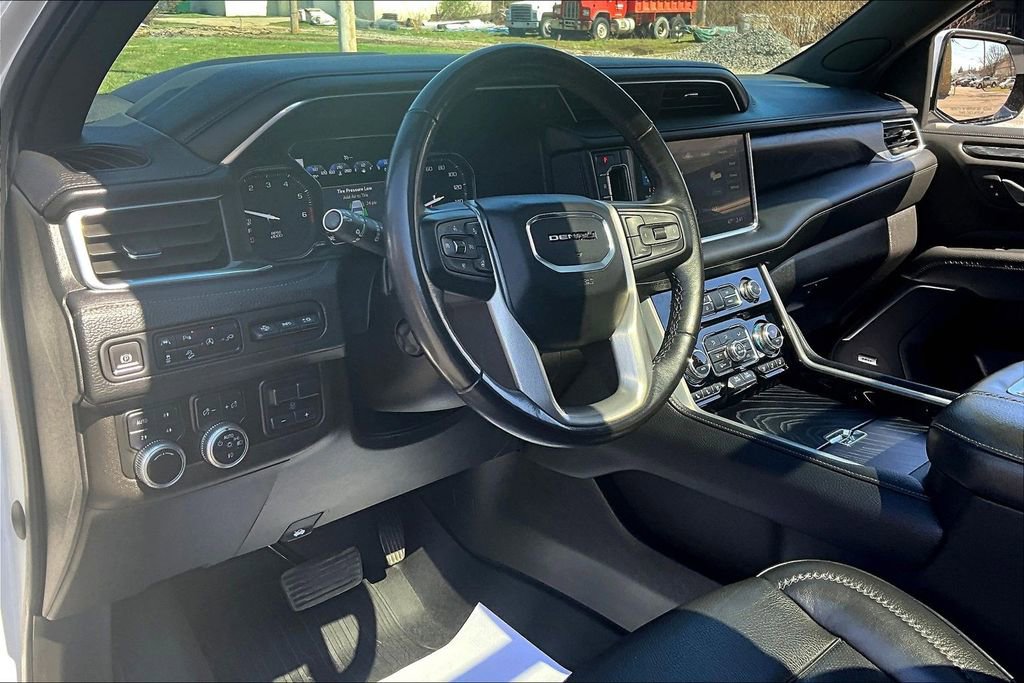 Used 2021 GMC Yukon Denali w/ Denali Premium Package image 13