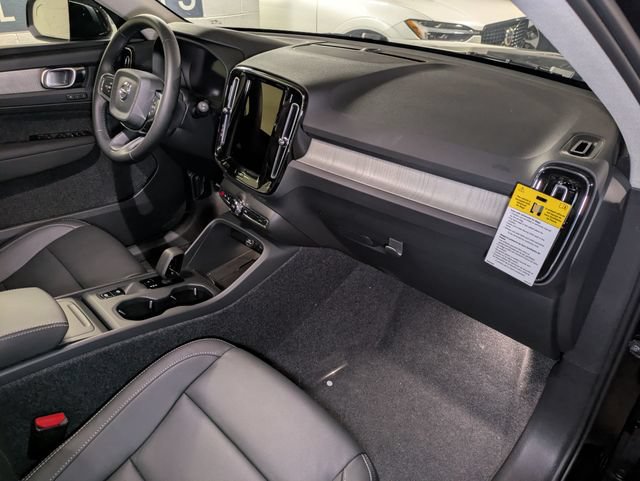 New 2026 Volvo XC40 B4 Core w/ Protection Package FWD image 28