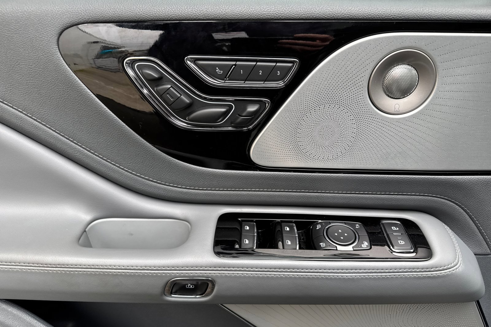 Used 2020 Lincoln Aviator Reserve w/ Equipment Group 202A image 11