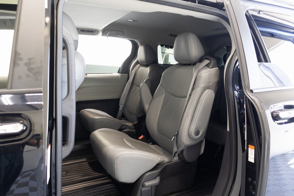 Used 2024 Toyota Sienna Limited image 19
