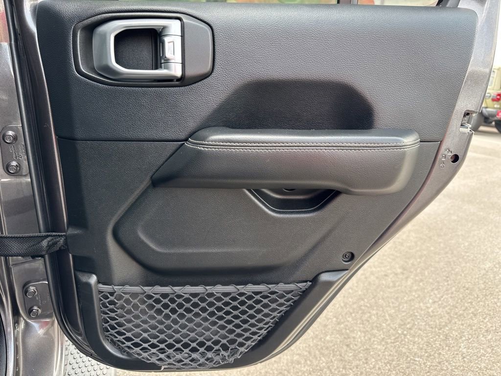 Used 2018 Jeep Wrangler Unlimited Sahara image 18