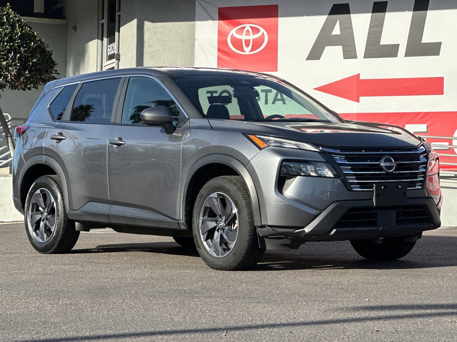 Used 2024 Nissan Rogue SV image 8